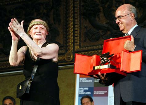 Carol Rama riceve il Leone d'oro alla carriera