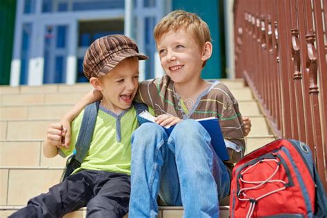Bambini felici con zaini per il primo giorno di scuola