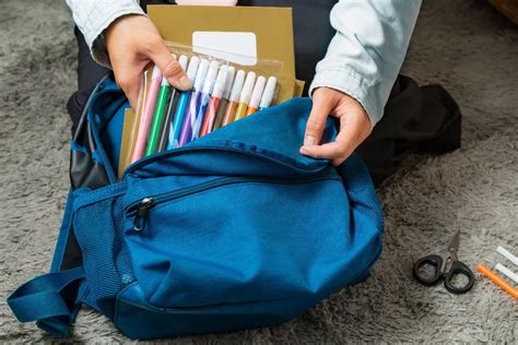 Bambino che prepara lo zaino per la scuola