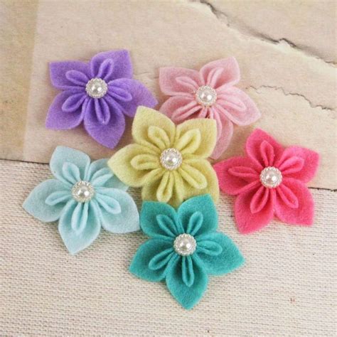 Esempi di fiori in feltro e decorazioni marine