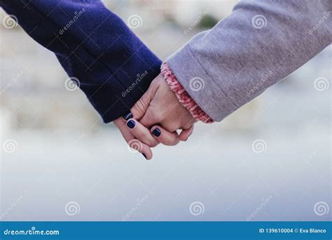 Donne che si tengono per mano