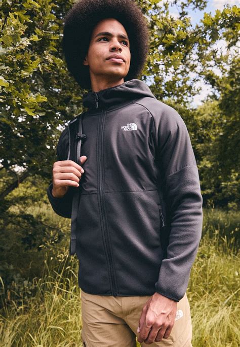 Dettagli di una tutina pile uomo: cappuccio, zip, tasche