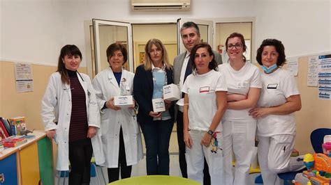 Personale medico e infermieristico in sala riunioni a Villa Serena