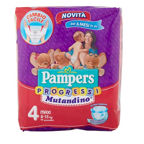 Bambino che indossa un pannolino mutandina Pampers Easy Up