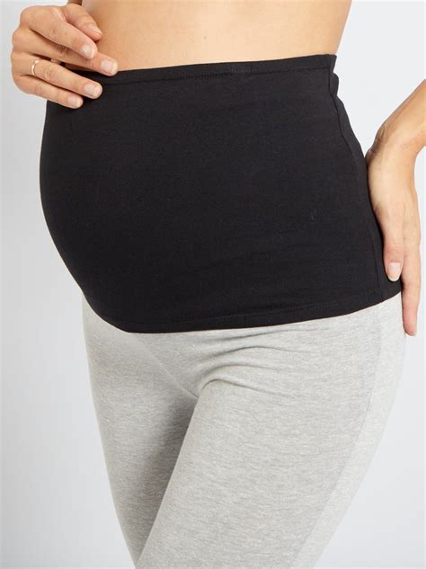 Donna in gravidanza che indossa una fascia premaman