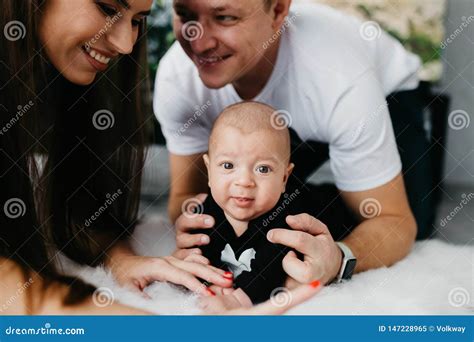 Immagine di una famiglia felice con un neonato