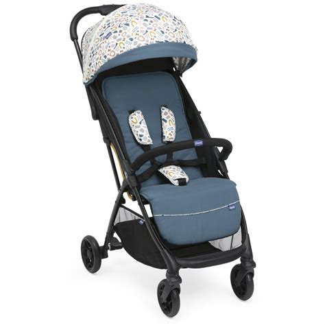 Bambino su un passeggino Chicco elegante