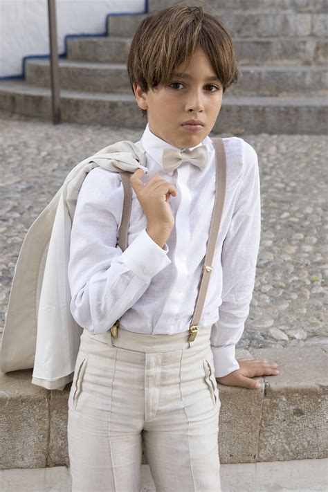 bambino in abito da comunione
