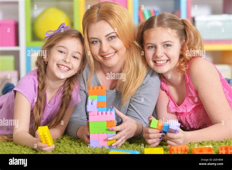 Bambino che gioca con blocchi e famiglia serena