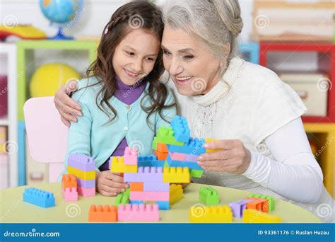 Bambino che gioca con la nonna