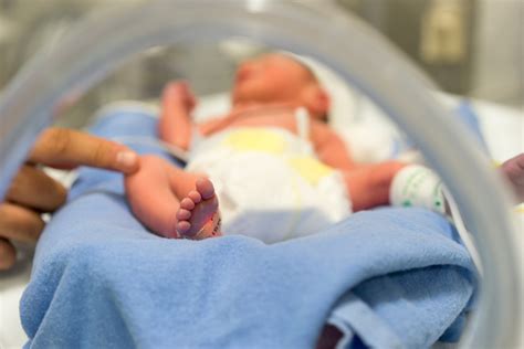 Neonato che riceve il primo bagnetto in ospedale