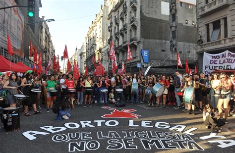 Manifestazione femminista a Buenos Aires con fazzoletti verdi