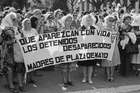 Madri di Plaza de Mayo con i loro fazzoletti bianchi