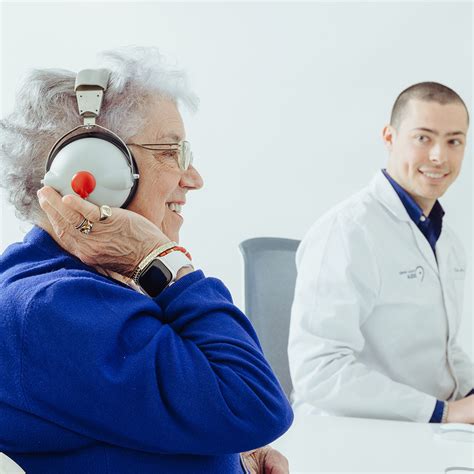 professionista che esegue un test dell'udito in una cabina silente