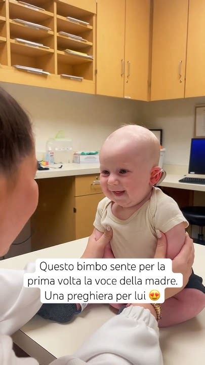 Bambino ascolta voce della mamma