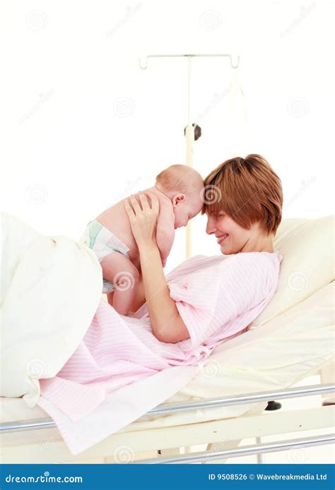 Volontaria abbraccia bambino in ospedale