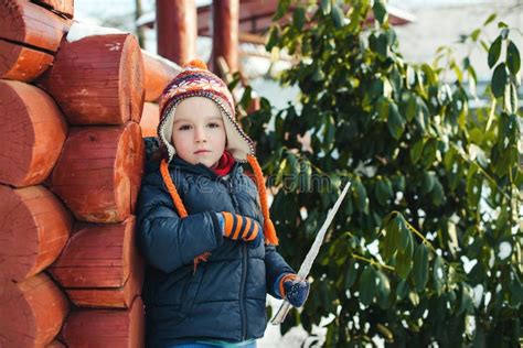 Bambino con cappello invernale che gioca all'aperto