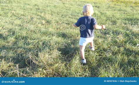 Bambino che cammina scalzo su un prato