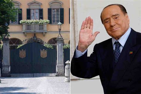 Silvio Berlusconi che allatta un agnellino ad Arcore come simbolo di una campagna antispecista