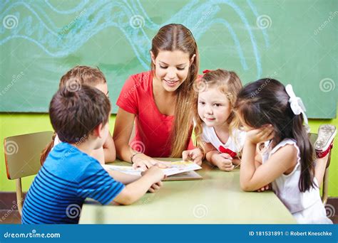 Insegnanti e educatori che collaborano