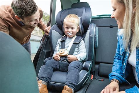 Famiglia in auto con seggiolini installati correttamente