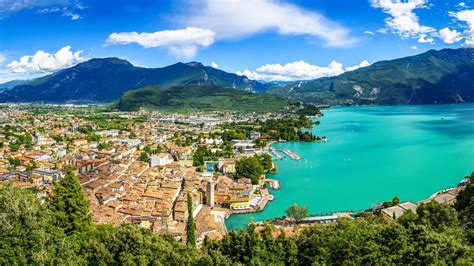 Veduta panoramica del Lago di Garda con un castello antico