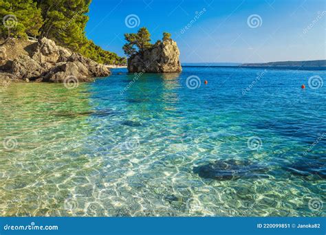 Isola rocciosa con una piccola costruzione e mare blu