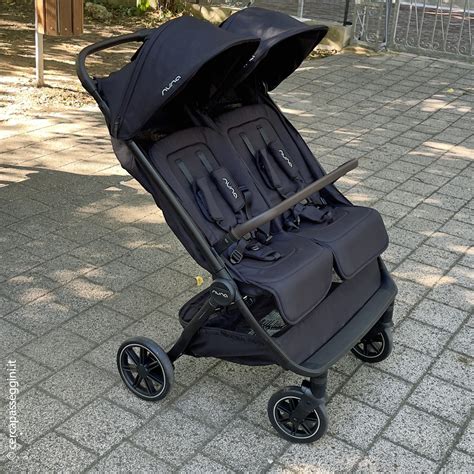 Una vista panoramica di un passeggino modulare 3-in-1 moderno in un contesto urbano moderno