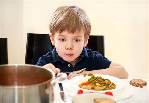 Bambino che mangia seduto a tavola, senza distrazioni