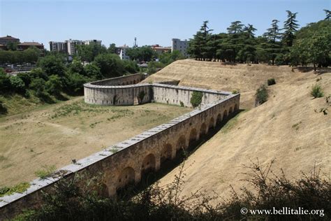 dettaglio architettonico delle mura e delle torri del castello di Tutino