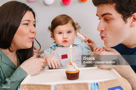 bambino che festeggia il complimese