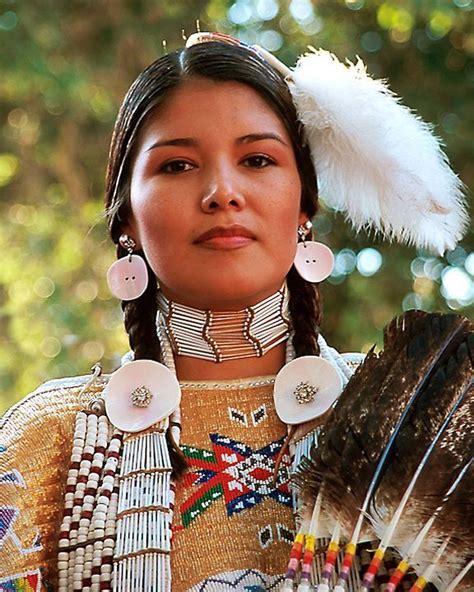 Illustrazione di donne native americane che lavorano e si prendono cura di una donna incinta in un tepee