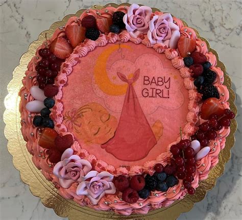 torta decorata per baby shower con elementi a tema neonato