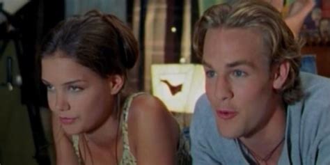 Joey e Dawson che parlano sulla banchina