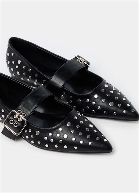 Dettagli di stile: borchie, perforazioni e finiture lucide su scarpe senza lacci