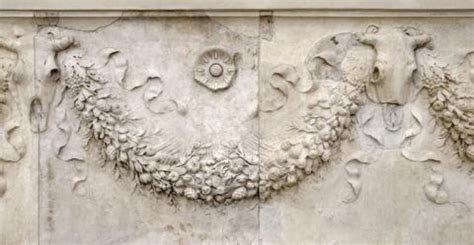 Interno recinto Ara Pacis festoni e bucrani