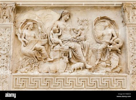 Pannello della Tellus Ara Pacis