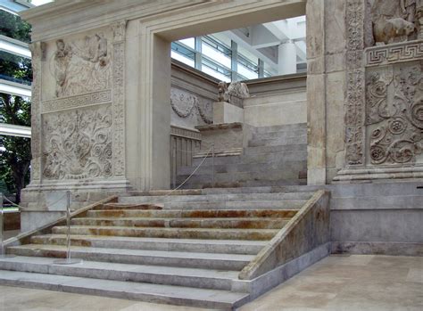 Frammenti originali Ara Pacis dispersi