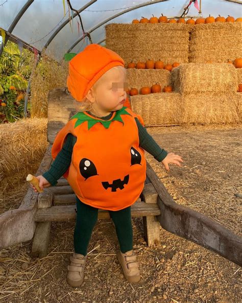 Dettaglio di una maglietta a tema zucca per gestanti