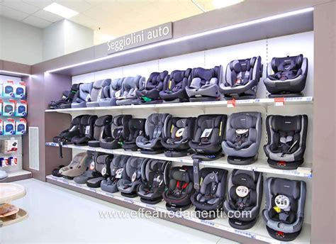 Seggiolini auto Cybex in esposizione in un negozio Prénatal