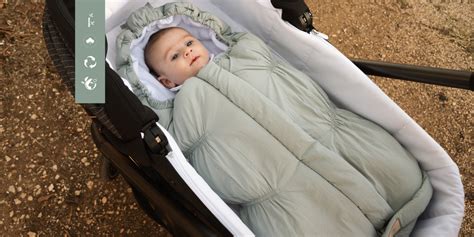 Sacco invernale Inglesina montato su un passeggino in un contesto urbano invernale