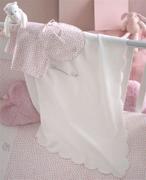 Dettaglio di una copertina Minnie per culla con ricamo