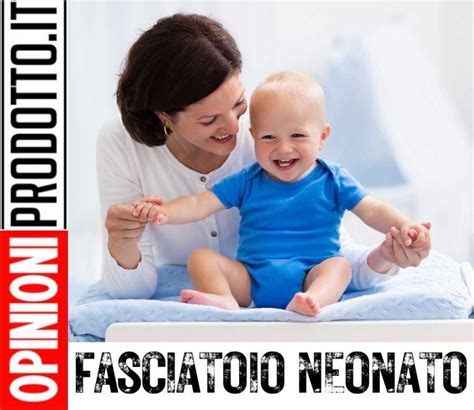 genitore che cambia il pannolino al neonato su un fasciatoio ergonomico