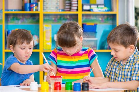 Bambini che disegnano con colori vivaci