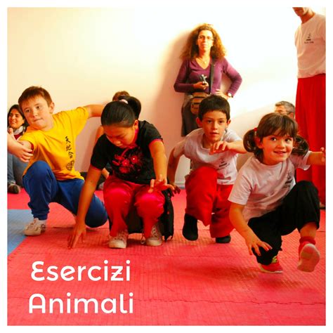 Bambini che imitano animali con il corpo