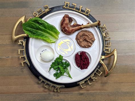 Composizione grafica degli elementi sul piatto del Seder