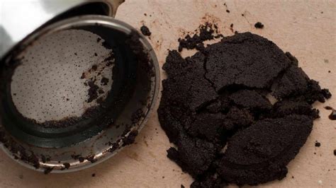 Fondi di caffè in un contenitore