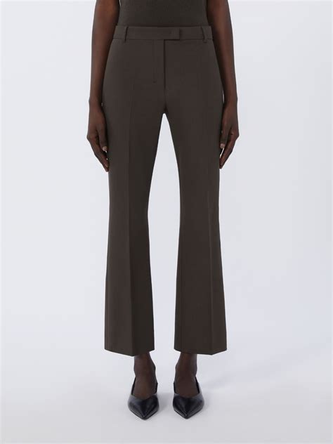 Dettaglio della linea flare di un pantalone in cotone stretch