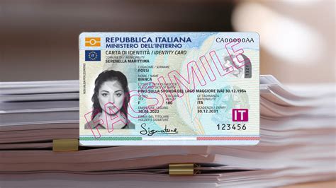 Fiorenzo Bresciani mostra la sua carta d'identità con la professione