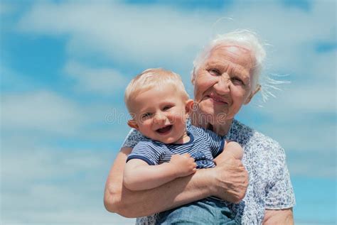 Donna anziana con un bambino